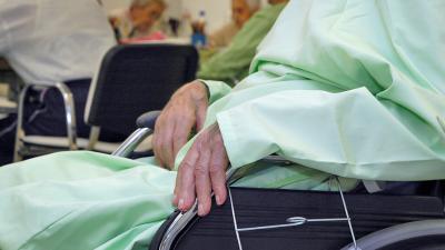 Persona de edad avanzada en una silla de ruedas en una residencia de mayores (Foto: JCCM/EP)