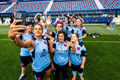 Gabi Nunes, en un entrenamiento inclusivo junto a Levante EDI y Caixa Popular (Foto: LUD).