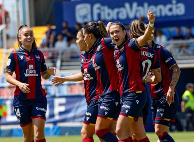 El Levante celebra uno de los goles de la victoria ante el Villarreal (Foto: LUD).