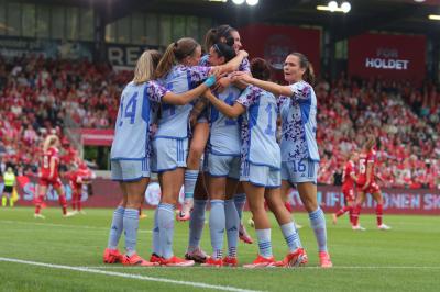 Las jugadoras de España celebran uno de los goles a Dinamarca (Foto: SeFutbolFem).