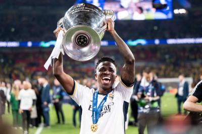 Vinicius Jr. levanta la Champions League (Foto: Cordon Press).