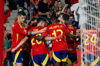 España celebrando la victoria ante Irlanda del Norte (Foto: EFE).