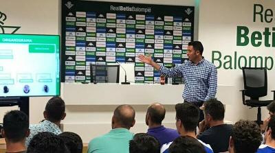 Carlos Jiménez ofreciendo una charla.