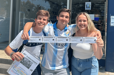 Jaime, Pepe y Andrea, felices con sus entradas para el Málaga-Nàstic. (Foto: ElDesmarque)