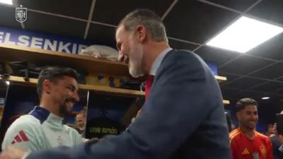Jesús Navas saluda al rey Felipe VI tras la victoria de España ante Italia (foto: captura vídeo