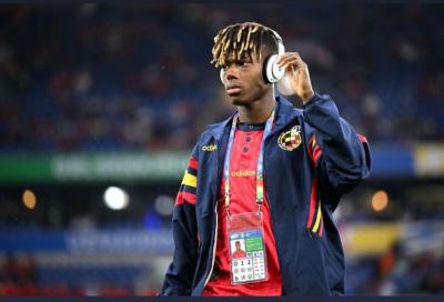 El jugador del Athletic Nico Williams desconecta con unos cascos durante la Eurocopa (Foto: RFEF).