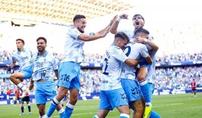 Los jugadores celebran un gol en La Rosaleda. (MCF)
