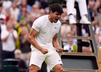 Carlos Alcaraz celebra su triunfo ante Humbert en Wimbledon (Foto: Cordon Press).