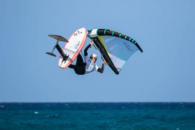 Imagen de Nia Suardiaz durante una competición de Windsurf.