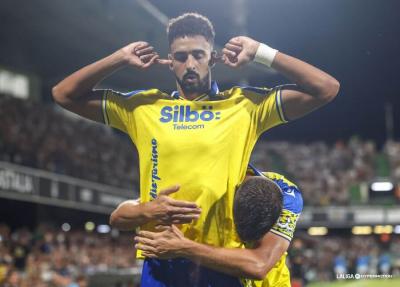 Chris Ramos celebra uno de sus goles al Castellón tapándose los oídos (Foto: LaLiga).