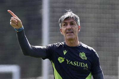 Imanol Alguacil dirige un entrenamiento en Zubieta (Foto: Real Sociedad).