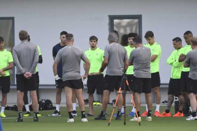 La charla de Manuel Pellegrini en el entrenamiento (Foto: Kiko Hurtado)