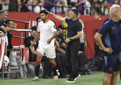 García Pimienta consuela a Navas tras su cita ante el Valladolid (Foto: Kiko Hurtado).