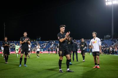 Los jugadores dan la cara ante la bronca de la afición (Foto: Cordon Press).