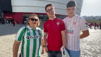 Una bética "infiltrada" en el entrenamiento del Sevilla (Fuente: Kiko Hurtado)