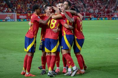 España celebrando el gol de Martin Zubimendi ante Dinamarca en la Nations League (Foto: EFE).