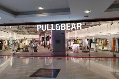 Tienda de Pull&Bear en un centro comercial.
