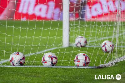 El balón de LALIGA 24/25 durante un calentamiento (Foto: LALIGA).