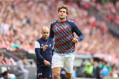 Marcos Alonso calienta durante el Athletic-Celta (Foto: Cordon Press).