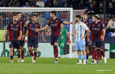 Instante del primera tiempo del Levante - Málaga. (Foto: LALIGA)