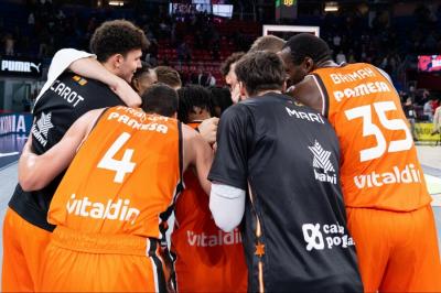 Valencia Basket arrasa en Vitoria y gana al Baskoni