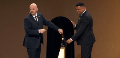 Ronaldo Nazário junto a Gianni Infantino destapando el trofeo de campeón del Mundial de Clubes (F