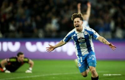 Mario Soriano celebra su gol en el Deportivo-Zaragoza (Foto: LALIGA).