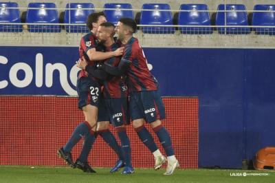 Óscar Sielva celebra su gol en el Huesca-Eibar (Foto: LALIGA).