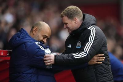 Eddie Howe y Nuno se saludan antes de un Newcatle-Nottingham (Foto: Cordon Press).