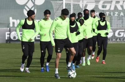 Los jugadores del Betis en un reciente entrenamiento (foto: Kiko Hurtado).