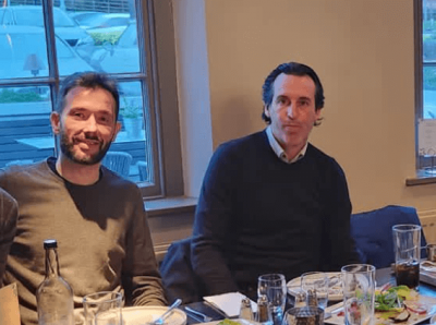 Carlos Corberán, a la derecha de Unai Emery, en una comida