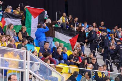 Banderas palestinas en el partido en Gran Canaria (Foto: EFE).