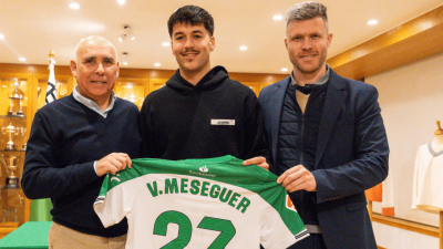 Víctor Meseguer ya posa con la camiseta del Racing.