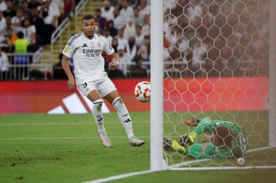 Szczęsny y Mbappé, durante el Real Madrid-Barcelona (Foto: EFE).
