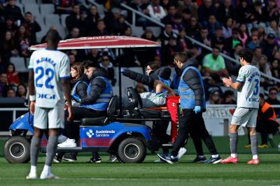Tomás Conechny se retira en camilla del Barça-Alavés (Foto: Cordon Press).