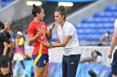 Montse Tomé da indicaciones a Jenni Hermoso durante las Olimpiadas (Foto: Cordon Press).