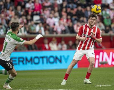 Guille Rosas, durante el Sporting-Racing (Foto: LaLiga).