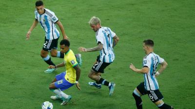 Nahuel Molina, Rodrigo De Paul, Rodrygo Goes y Lo Celso, en un Argentina - Brasil (Foto: Cordon Press)
