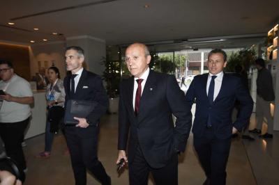 Llegada de José María del Nido Benavente junto a Enrique de la Cerda (Foto: Kiko Hurtado).