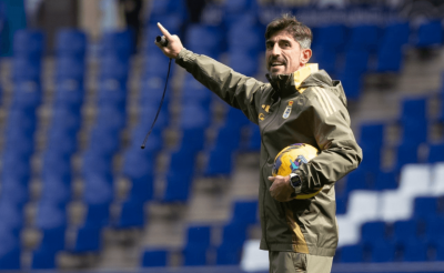 Veljko Paunovic dirige una sesión de entrenamiento en el Carlos Tartiere. (Foto: Real Oviedo)