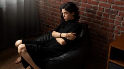 Mujer sentada en una silla con síntomas de ansiedad (Foto: Freepik)