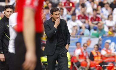 Gabi Fernández, pensativo durante el Zaragoza-Eibar (Foto: LALIGA).