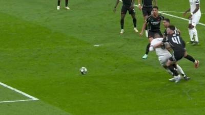 La acción del polémico penalti a Mbappé (Captura de Movistar)