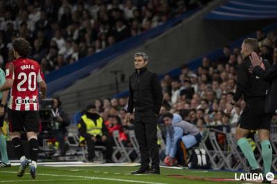 Ernesto Valverde, en la banda durante el Real Madrid-Athletic (FOTO: LALIGA).
