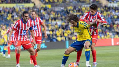 Fabio Silva disputa un balón entre varios jugadores del Atlético (Foto: Cordon Press)