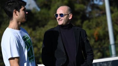 Carlos Alcaraz habla con su representante Albert Molina (Foto: Cordon Press)