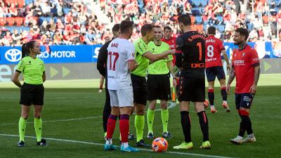 Saúl, dialogando con Cordero Vega, antes del Osasuna - Sevilla (Foto: Cordon Press).