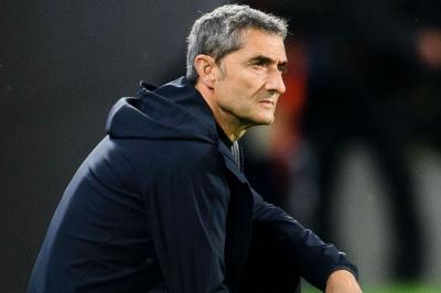 El entrenador Ernesto Valverde sigue un partido en la banda (Foto: Athletic Club).