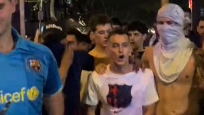 Marc Casadó aparece en mitad de la noche en Canaletas para celebrar el  título con la afición