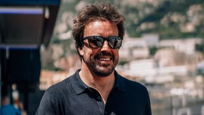 Fernando Alonso, llegando a Mónaco (Foto: Aston Martin).